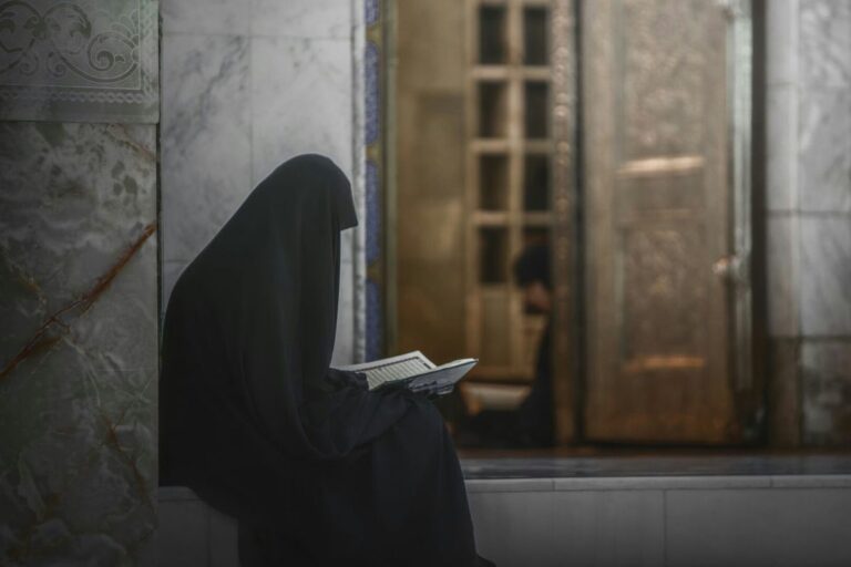 القِيَمُ الفاطِمِيَّةُ وأخلاقِيَّاتُ القِيَادَةِ الرَّقْمِيَّةِ للمَرأَةِ المُسْلِمَة