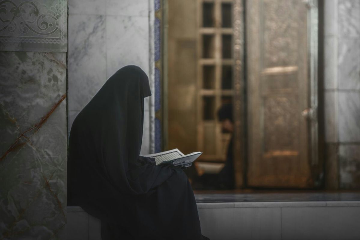 القِيَمُ الفاطِمِيَّةُ وأخلاقِيَّاتُ القِيَادَةِ الرَّقْمِيَّةِ للمَرأَةِ المُسْلِمَة